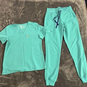 FIGS surgical green jogger scrub set